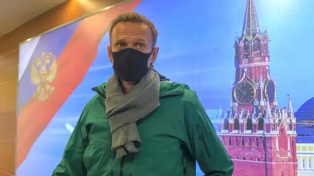 Алексей Навальный в аэропорту "Шереметьево" перед задержанием