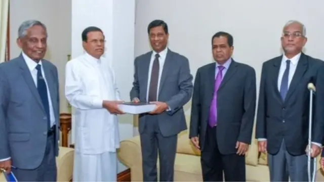 மைய வங்கி பத்திர விநியோகம் குறித்த அறிக்கை ஜனாதிபதியிடம் கையளித்த ஆணைக்குழு