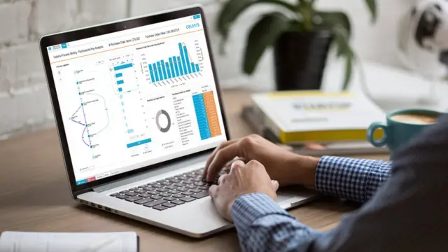 Un usuario mirando la página de Celonis.