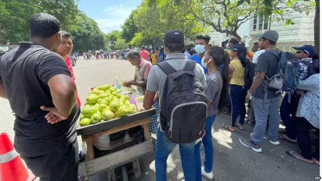 राष्ट्रपति भवन जाने के लिए लाइन मे खड़े लोग