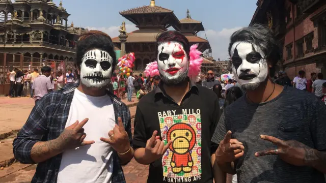 फेसपेन्ट गरेका युवा