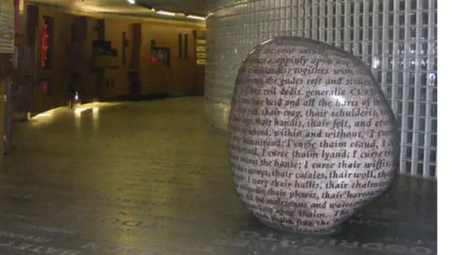 Скульптура с проклятием епископа Глазго