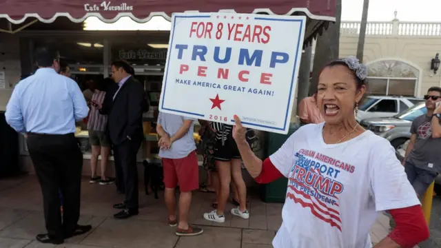 Una seguidora de Trump en el café Versalles en Miami.