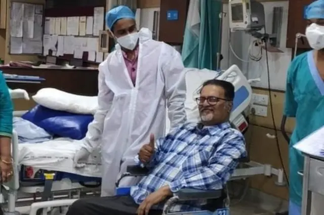 आजारातून बरे झाल्यानंतर घरी जाताना