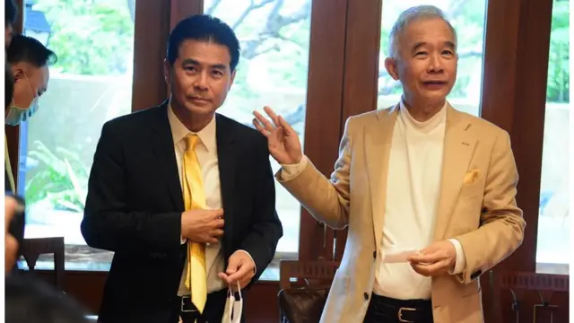 2 พี่น้องของ "ลิปตพัลลภ" ทั้งนายสุวัจน์ (ขวา) และนายเทวัญ ปฏิเสธจะตอบคำถามผู้สื่อข่าวที่ว่ามีชื่อของนางนฤมล ภิญโญสินวัฒน์ เข้ารับตำแหน่ง รมต. แทน