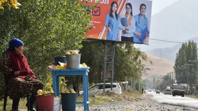 алма сатып олтурган аял