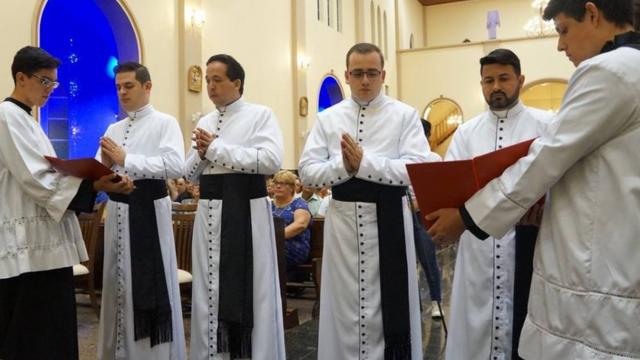 Jovens seminaristas teatianos (ordem dos clérigos regulares) fazem a profissão solene (ou seja, proclamam publicamente os votos)