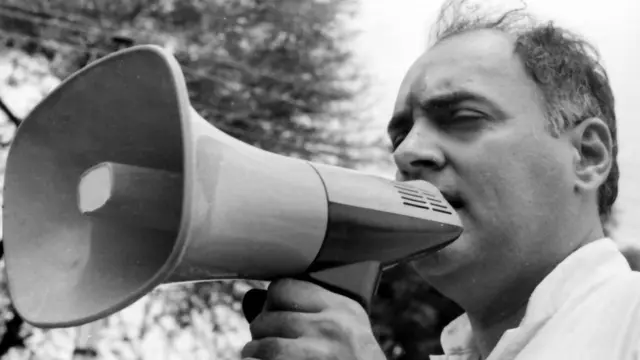 રાજીવ ગાંધીએ પોતાની આ ગુજરાત યાત્રા દરમ્યાન આંતરિયાળ ગામડાંઓની પણ મુલાકાત લીધી હતી. તે સમયે યુવા નેતા રાજીવ ગાંધી હાથમાં મેગાફોન દ્વારા લોકોને સંબોધતા હતા.