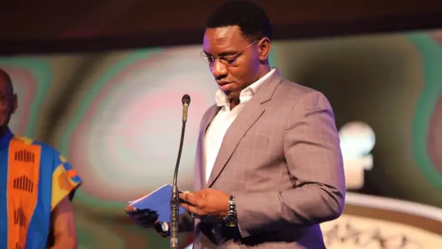 Mkuu wa mkoa wa Dar es Salaam Paul Makonda akisoma alikuwa mmoja wa wageni waalikwa.