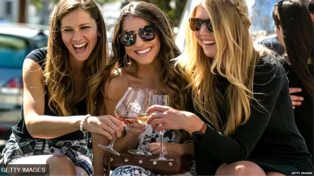 ਸ਼ਰਾਬ ਪੀਂਦੀਆਂ ਔਰਤਾਂ