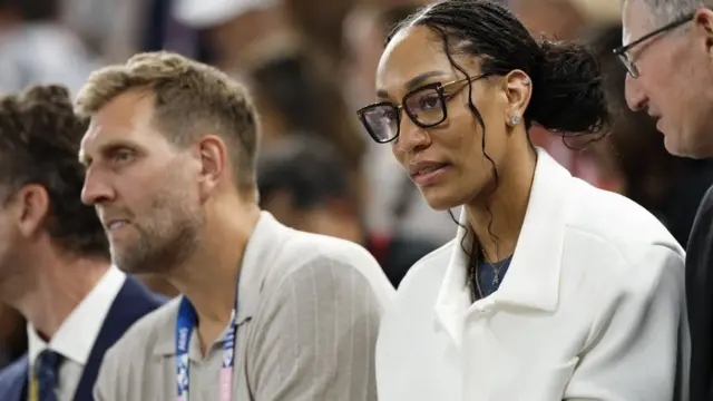 Дирк Новицки (лево) са америчком репрезентативком Ајом Вилсон (десно)