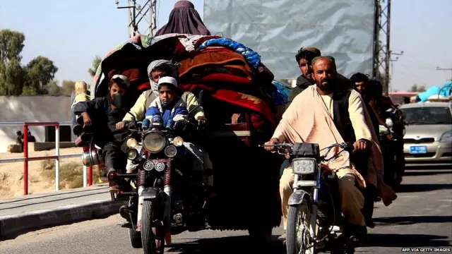 घर छोड़कर भागते लोग