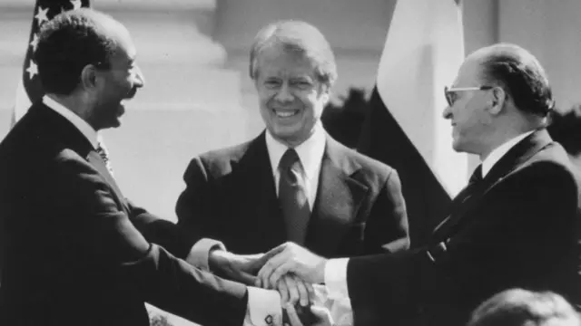 یک استدلال این است که مصر و اردن با اسرائیل پیمان صلح بستند بی‌آنکه مسأله‌ فلسطینی‌ها حل شود. بنابرین، شاید این مسأله مانعی بر سر راه نزدیک شدن کشورهای عرب سنی‌مذهب واسرائیل هم قرار نگیرد