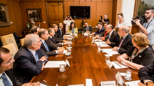 Geraldo Alckmin comanda uma reunião no Palácio dos Bandeirantes, cercadojogar roleta francesaaliados do PSDB