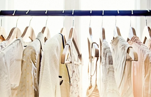 ภาพราวแขวนเสื้อผ้า