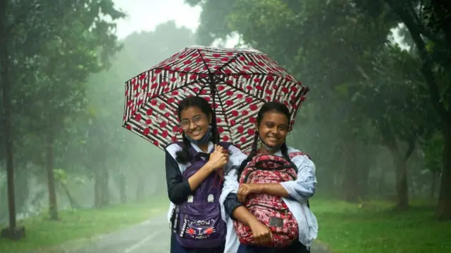 ঢাকার পার্কে বৃষ্টি উপভোগ করছেন দুই তরুণী, ০৫/১০/২০২১