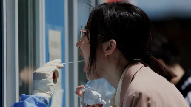 중국 관영 매체들은 중국 당국의 코로나19 방역이 효과적이라고 선전한다