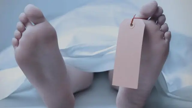 Unos pies con una etiqueta (en la morgue)