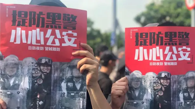 新界大埔示威者举起“提防黑警小心公安”海报（10/8/2019）