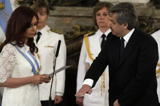 Cristina Fernández de Kirchner le toma juramento a Alberto Fernández