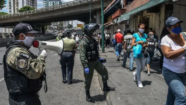 En Venezuela la policìa tiene que instar a la ciudadanìa con altoparlantes para que respeten la cuarentena.