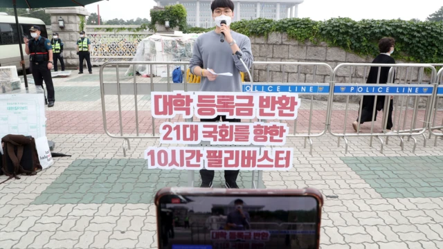 5일 국회 앞에서 대학 등록금 반환 10시간 필리버스터가 열렸다