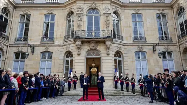 ஹோட்டல் மேட்டிக்னனில் உள்ள பிரதமர் இல்லத்தில் பிரான்ஸின் முன்னாள் பிரதமர் கேப்ரியல் அட்டலுடன் மிகேல் பார்னியர்