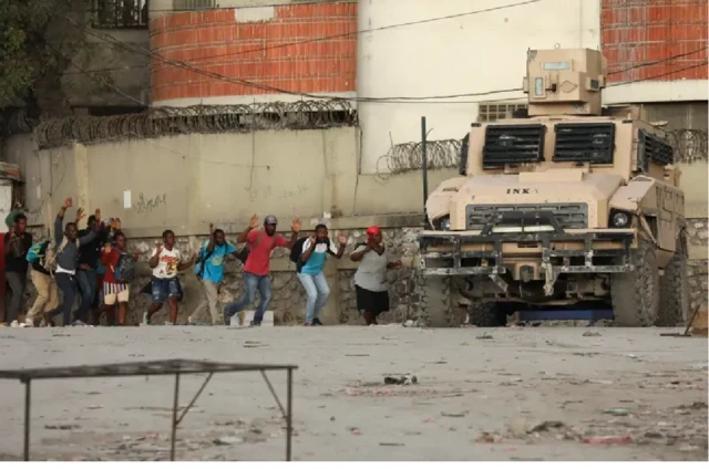 Une file de personnes mains en l'air