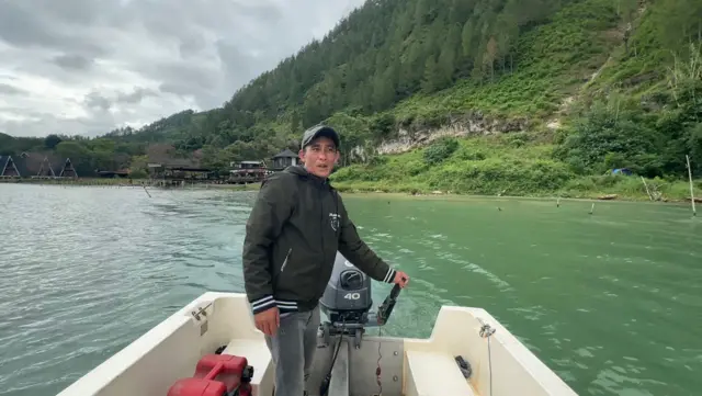 Tuahdi di speed boat-nya.