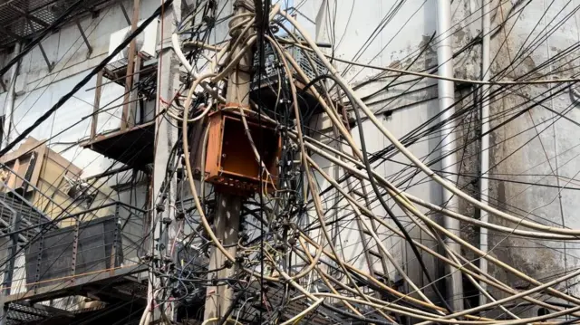 ओल्ड राजेंद्र नगर में ऐसे तार कई जगहों पर देखने को मिलते हैं.