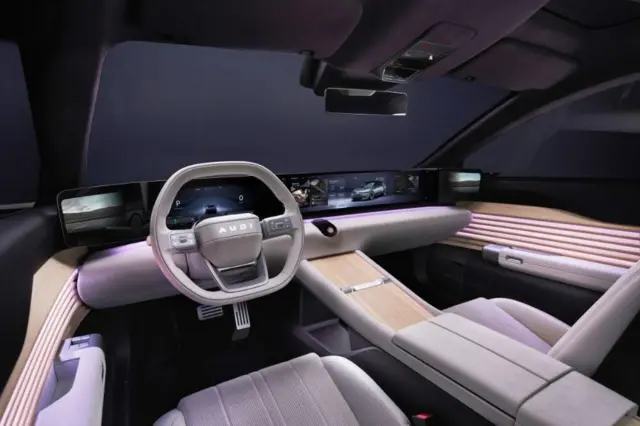 اتاق کانسپت E با ترکیبی از چوب و پارچه تزیین شده است.