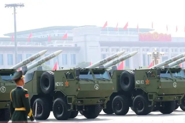 બીબીસી ગુજરાતી ચીન રશિયા જિનપિંગ વ્લાદિમીર પુતિન બીજિંગ મિલિટરી પરેડ સૈન્ય હથિયાર મિસાઈલ વિમાન સબમરીન ચાઈનીઝ નેવી