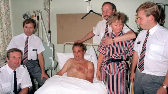 Piloto Tim Lancaster sem camisa e com hematomas se recuperandoupbetxhospital