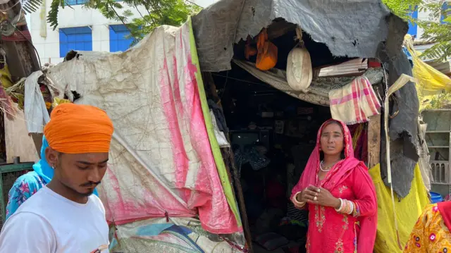 या झोपडीवजा घरात भोंड कुटुंबीय राहतात.