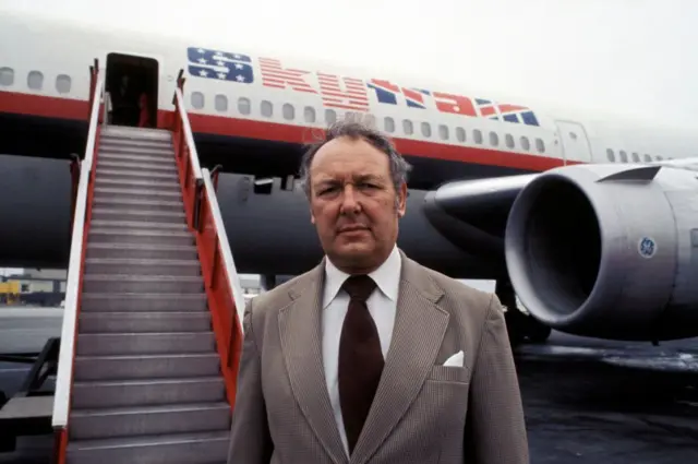 Freddie Laker, el creador del Skytrain, al frente de una de las aeronaves de su compañía.