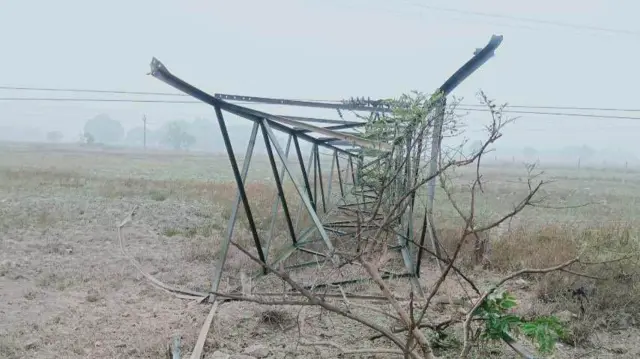မင်္ဂလာဒုံနဲ့ မှော်ဘီမှာ မိုင်တဲနဲ့လျှပ်စစ်တာဝါတိုင်တွေမိုင်းခွဲခံရ 