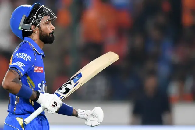 දෛවයේ සරදමකට මෙන් මුම්බායි ඉන්ඩියන්ස් කණ්ඩායම මෙවර ක්රීඩා කළ පළමු තරගය පැවතියේ, හර්දික් පාණ්ඩ්යා වසර දෙකක් මෙහෙයවූ ගුජරාට් ටයිටන්ස් කණ්ඩායම සමග ය.