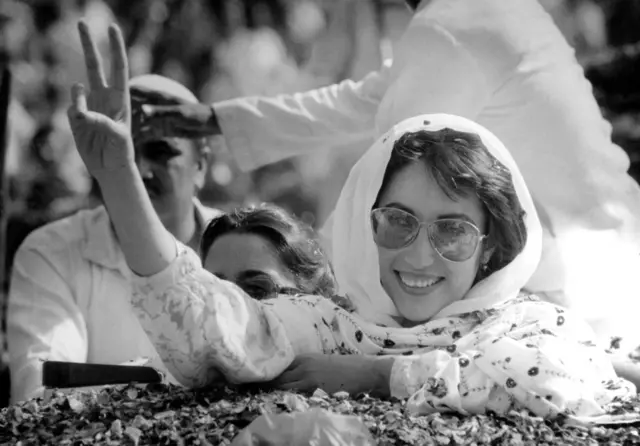 පකිස්තානයේ පළමු කාන්තා අගමැතිවරිය ලෙස 1988 දී පත් වූ බෙනාසීර් භූතෝ මුස්ලිම් පාලනයක් සහිත රටක පත් වූ පළමු රාජ්‍ය නායිකාවයි. 