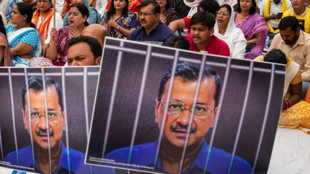 অরবিন্দ কেজরিওয়ালকে গ্রেফতারির বিরুদ্ধে গারদের ভেতরে তার ছবি নিয়ে দলীয় সমর্থকদের বিক্ষোভ - ফাইল ছবি