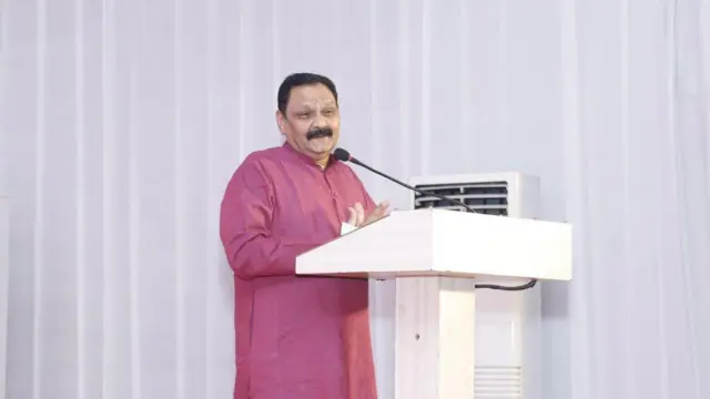 वसतिगृहासाठी वयाची अट शिथिल करण्याचा निर्णय घेतला असल्याचं आदिवासी विकास विभाग मंत्री अशोक उईके यांनी माध्यमांना दिलेल्या प्रतिक्रियेत म्हटलं आहे. पण आमच्या सर्व मागण्या मान्य झाल्याशिवाय आम्ही आंदोलन थांबवणार नसल्याची भूमिका विद्यार्थ्यांनी घेतली आहे.