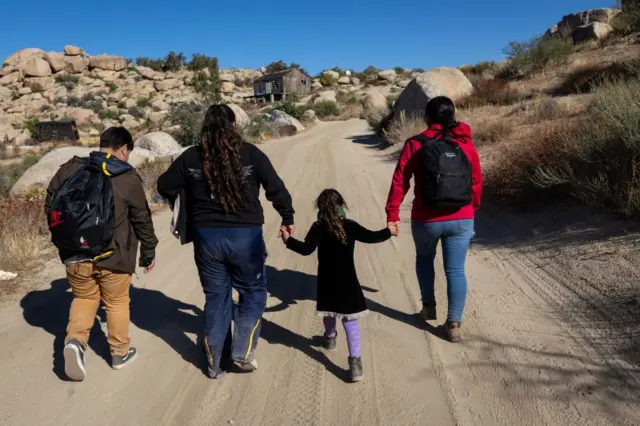 Migrantes caminando cerca de Jacumba Hot Springs, California.