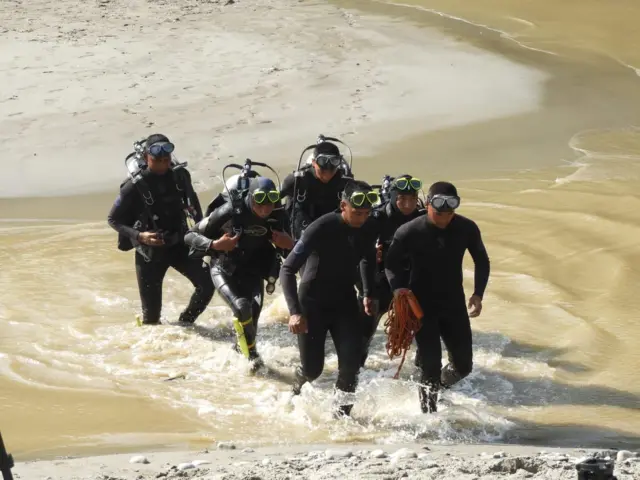 गोताखोरहरू पानीभित्र जाने तयारीमा फाइल फोटो