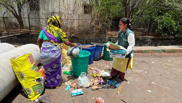 कचरा वेचला, भाजी विकली पण 'दहावी' केली, घर सांभाळायचं म्हणून 'झाडून' तयारीला लागलेल्या दोघींची गोष्ट