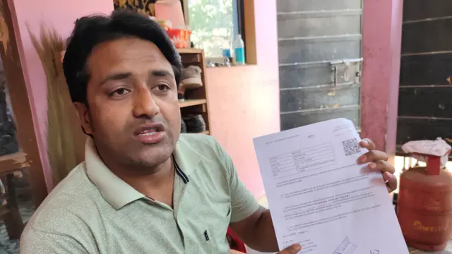 সামশেরগঞ্জের স্কুল শিক্ষক আখতার আলি দেখাচ্ছেন নির্বাচনে প্রিজাইডিং অফিসার হিসাবে তার নিয়োগপত্র