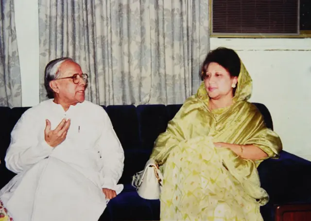 ২০০২-র মার্চে দিল্লিতে পশ্চিমবঙ্গের মুখ্যমন্ত্রী জ্যোতি বসুর সঙ্গে বাংলাদেশের প্রধানমন্ত্রী খালেদা জিয়া