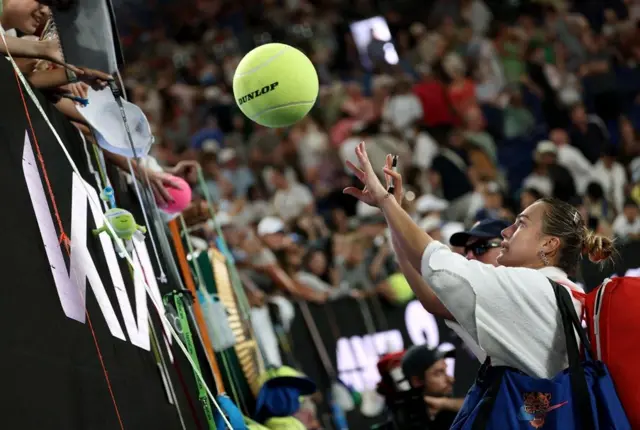 sabalenka potpisuje loptice navijačima na australijan openu