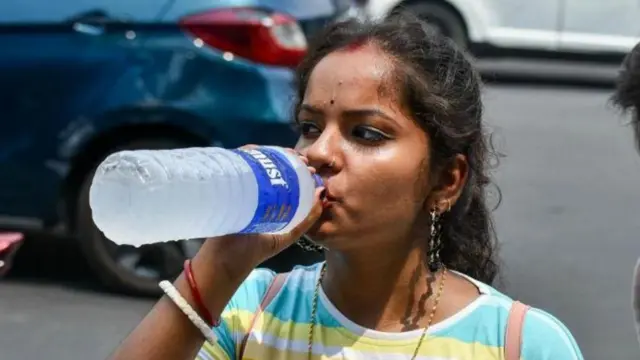 మంచినీటి తాగుతున్న యువతి 