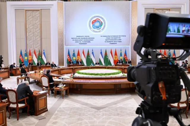  نشست سران کشورهای آسیای مرکزی. تصویری از دور گرفته شده است و نماینده کشورهای دور یک میز دیده می‌شوند. پرچم کشورها هم در پشت میز بزرگ به چشم می‌خورد