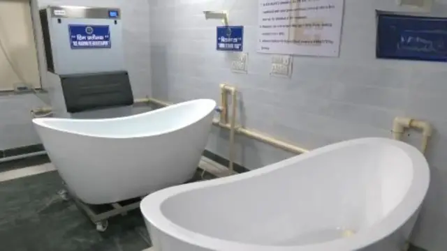 ఆస్పత్రిలో బాత్ టబ్స్