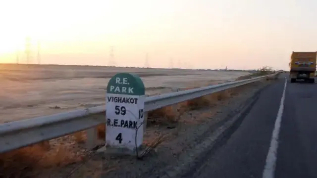 জাতীয় সড়ক যা খাভরা আরই পার্কার দিকে গিয়েছে। 